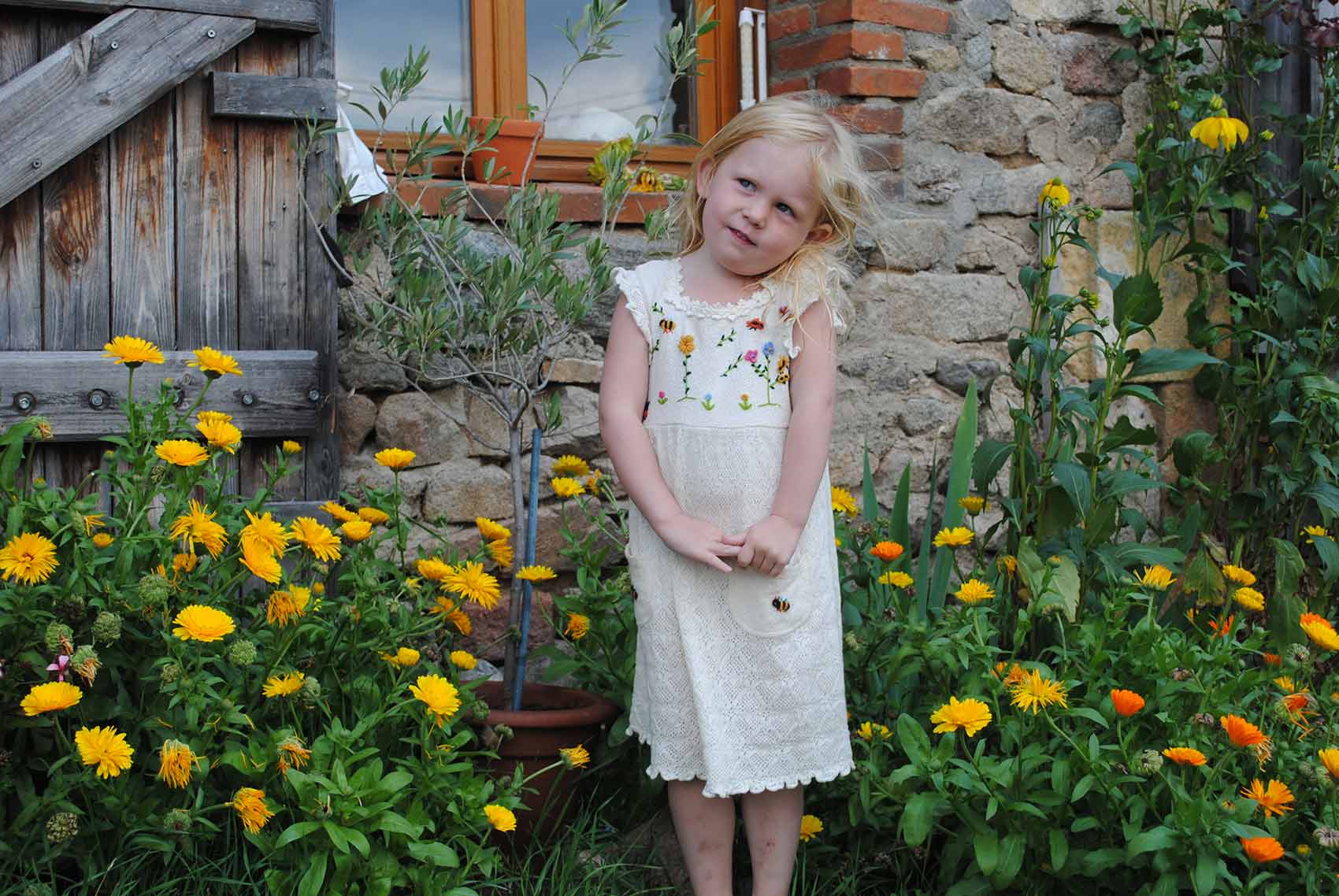 Kinderparadijs, meisje met bloemen, Brénazet, Allier, Auvergne