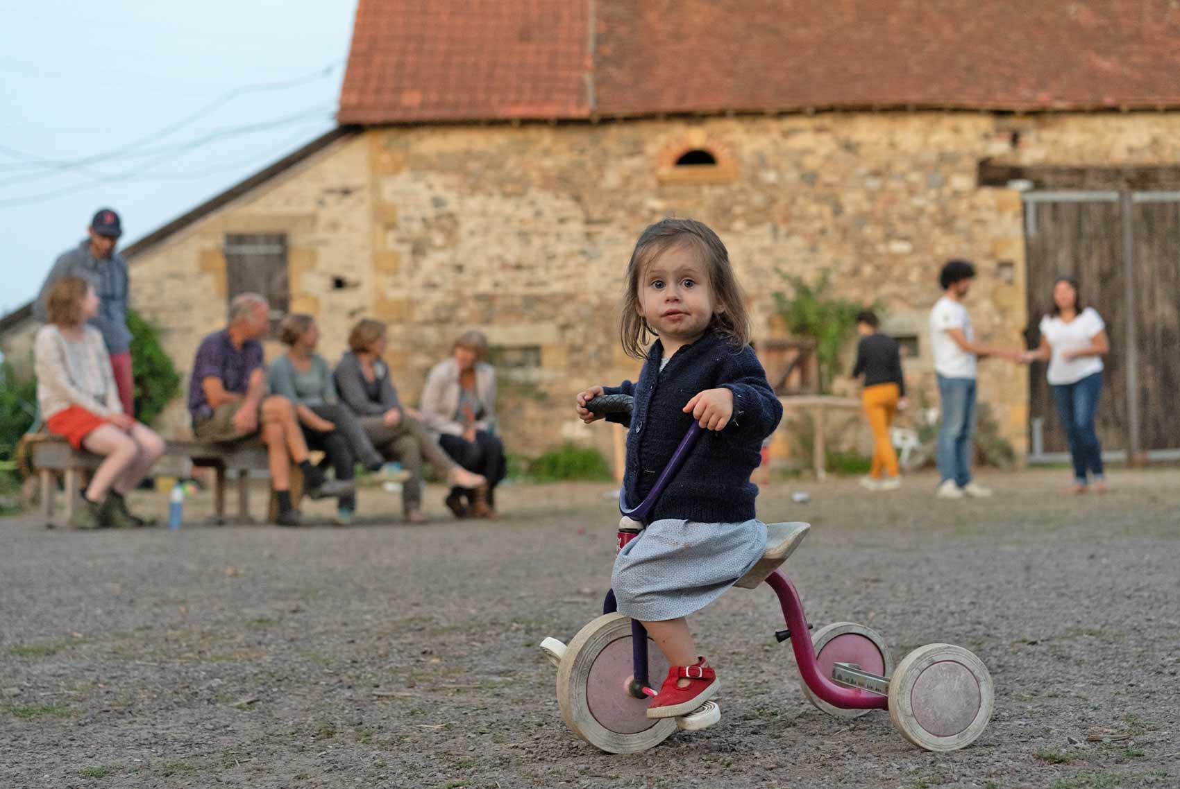 Kinderparadijs, meisje op driewieler, Brénazet, Allier, Auvergne