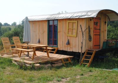 Gîte Roulotte- pipowagen met terras, camping Brénazet, Allier, Auvergne